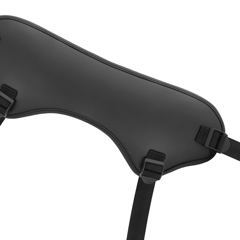 Silicoock Ansel strap-on con tre anelli, lunghezza 15,5 cm e Ø 2,9 cm, in silicone, visibile in primo piano.