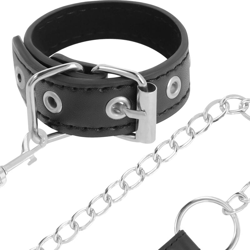 Anello per pene Darkness Bondage con cinturino in pelle, nero, per stimolazione e gioco BDSM, visibile in primo piano.