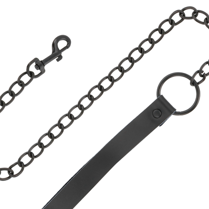 Collana nera con catena Darkness Bondage, accessorio elegante e di stile, visibile in primo piano nell'immagine.