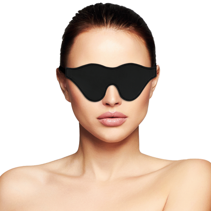 Maschera nera DARKNESS BONDAGE, copricapo in tessuto nero con dettagli eleganti, ideale per giochi di ruolo e bondage.