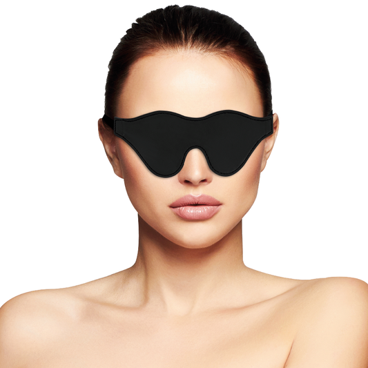 Maschera nera DARKNESS BONDAGE, copricapo in tessuto nero con dettagli eleganti, ideale per giochi di ruolo e bondage.