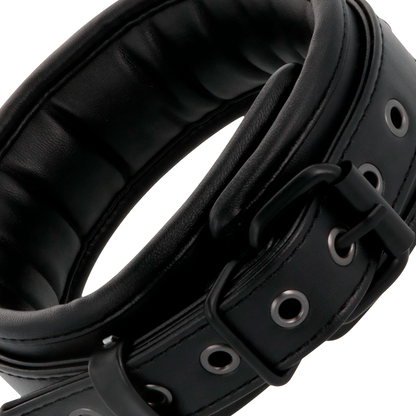 Manette e colletto in pelle nera di DARKNESS, accessori eleganti e di alta qualità per uno stile sofisticato.