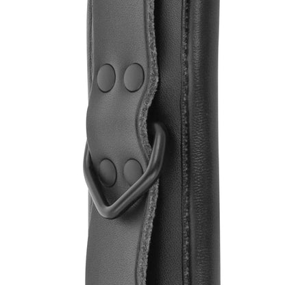 Manette e colletto in pelle nera Darkness, accessori eleganti e di alta qualità, visualizzati in primo piano in questa immagine.