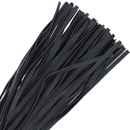 Frusta bondage nera da 42 cm in pelle Darkness Sensations, manico resistente e superficie liscia, ideale per giochi di ruolo BDSM.