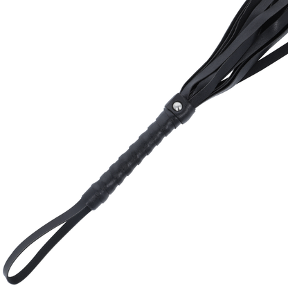 Frusta bondage nera da 45 cm della linea DARKNESS SENSATIONS, con impugnatura e superficie in similpelle.