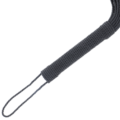 Frusta bondage nera di 50cm di Darkness Sensations, con manico e frange in tessuto, ideale per giochi di ruolo e BDSM.