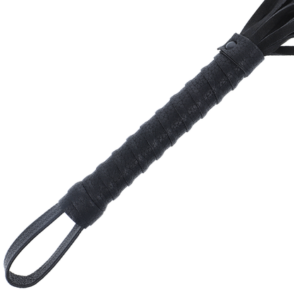 Frusta bondage nera con manico in pelle, DARKNESS SENSATIONS, strumento di frustamento in pelle e tessuto nero.