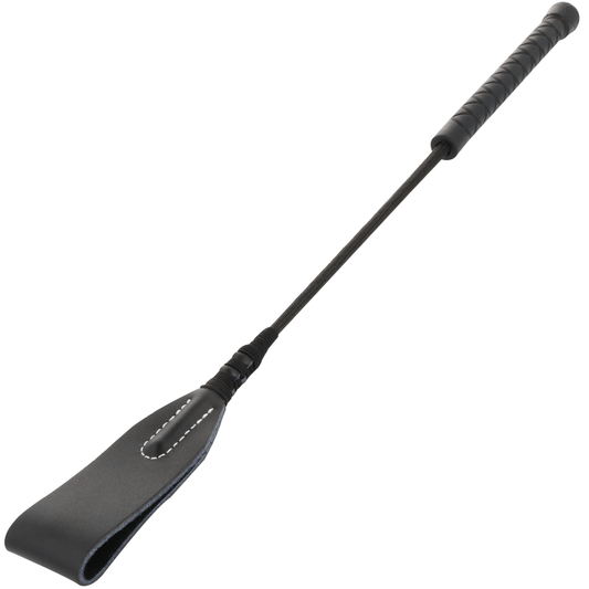 Frusta nera fetish DARKNESS SENSATIONS con manico robusto e cuciture rinforzate, ideale per giochi di ruolo e BDSM.