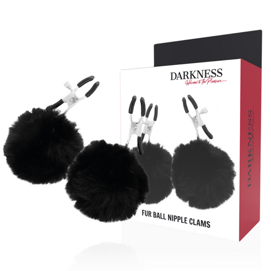 Morsetti Darkness Sensations per capezzoli con pom pom, dettagli decorativi e morbidi materiali, immagine ravvicinata.