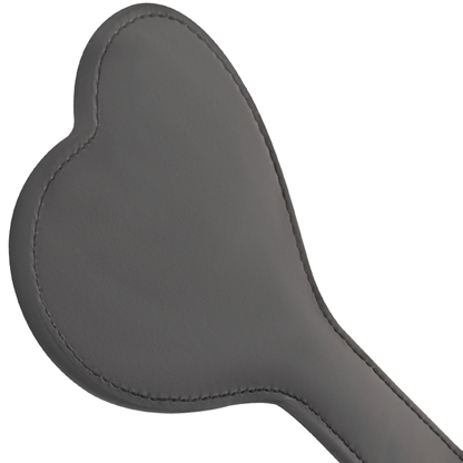 Pagaia nera DARKNESS SENSATIONS per giochi fetish, con dettagli in pelle e cinturini, visibile in immagine.