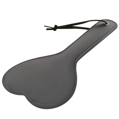 Pagaia dell'amore nera DARKNESS SENSATIONS, strumenti fetish con dettagli in pelle e fibbie, ideale per giochi BDSM e bondage.