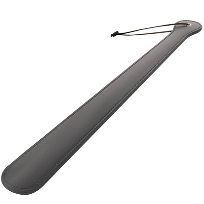 Pagaia fetish nera da 48 cm di DARKNESS SENSATIONS, con dettagli in gomma e design elegante per giochi sensoriali.