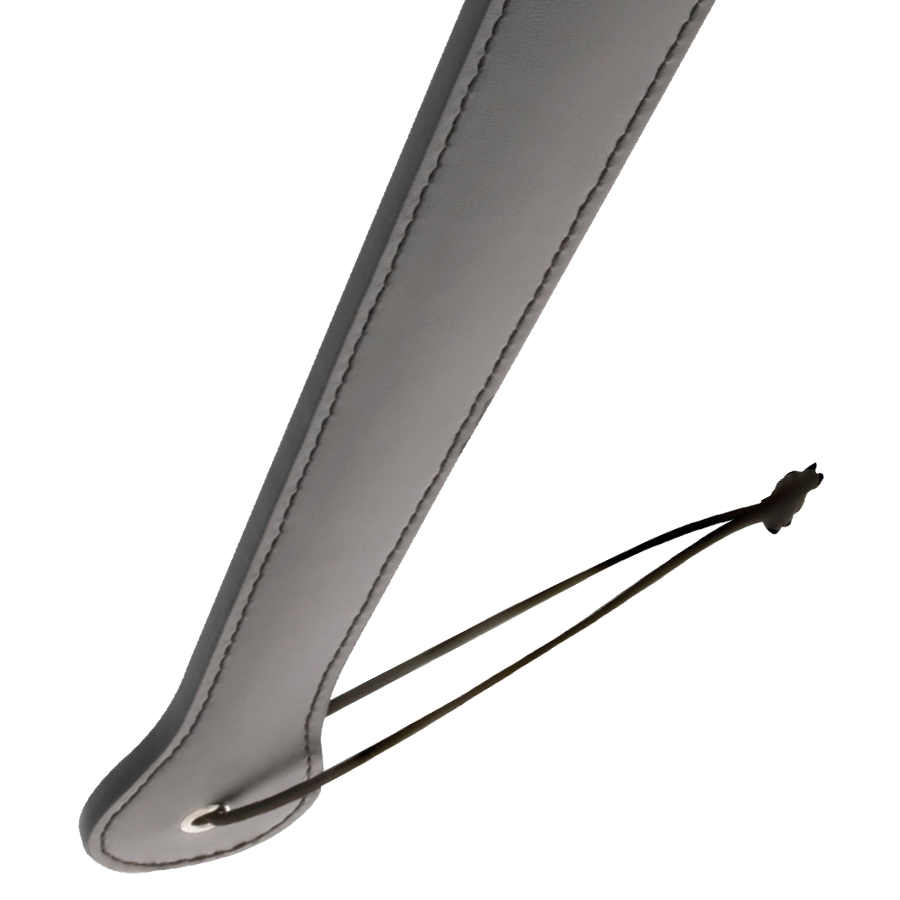 Pagaia fetish nera da 48 cm di DARKNESS SENSATIONS, oggetto fetish in pelle sintetica con dettagli decorativi.