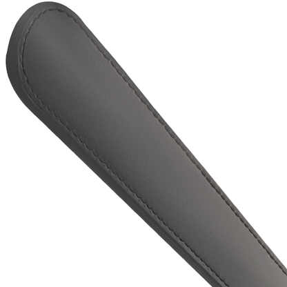 Pagaia fetish nera Darkness Sensations lunga 48 cm con dettagli in pelle e fibbie, ideale per giochi di ruolo e BDSM.