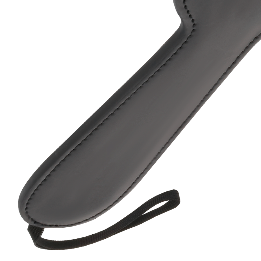 Pagaia fetish nera DARKNESS SENSATIONS, accessorio di pelle con dettagli decorativi, ideale per giochi di ruolo e bondage.