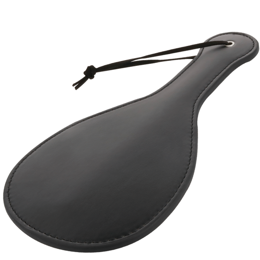 Pagaia fetish nera tonda DARKNESS SENSATIONS, accessorio in tessuto con dettagli in pelle per gioco erotico.
