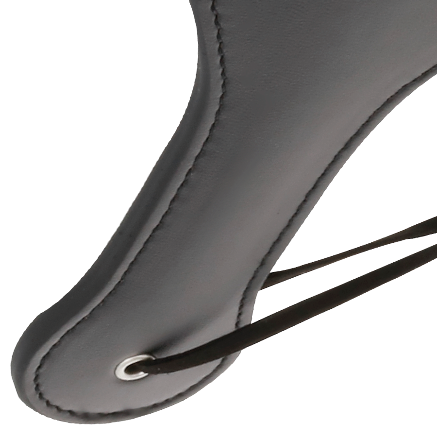 Pagaia fetish nera tonda DARKNESS SENSATIONS, accessorio BDSM in pelle con dettagli decorativi, usata per giochi di ruolo e fetish.