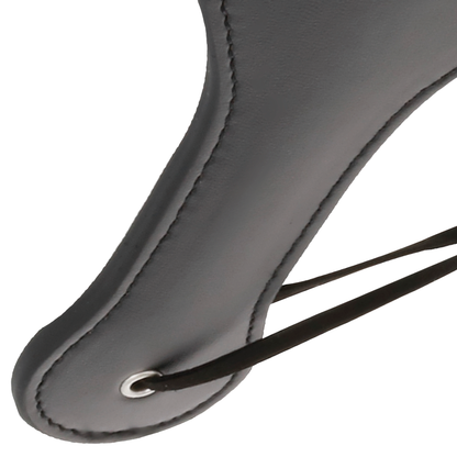 Pagaia fetish nera tonda DARKNESS SENSATIONS, accessorio BDSM in pelle con dettagli decorativi, usata per giochi di ruolo e fetish.