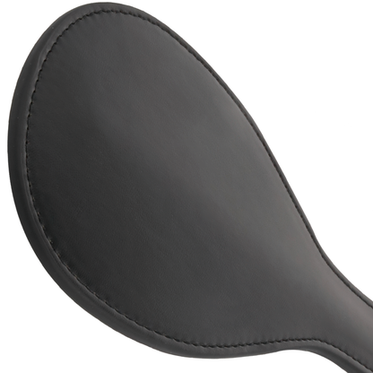 Pagaia fetish nera tonde DARKNESS SENSATIONS con dettagli in pelle e cinghie, ideale per bondage e giochi di ruolo sensuali.
