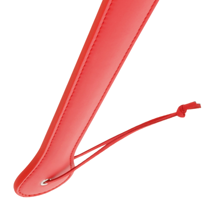 Pagaia fetish rossa da 48 cm di DARKNESS SENSATIONS, con dettagli in pelle e fibbie, ideale per giochi BDSM ed erotici.