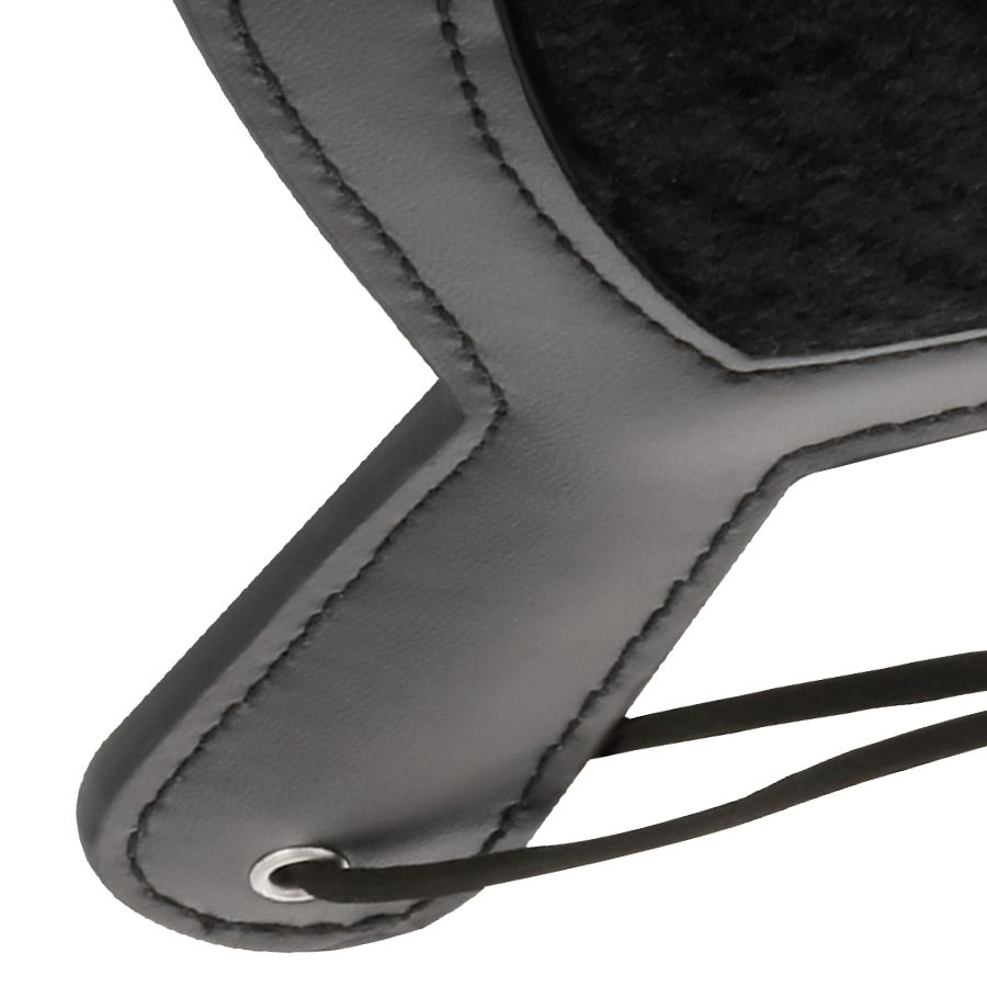 Pagaia in velluto nero Darkness Sensations, accessorio fetish elegante con dettagli in pelle e cuciture robuste.