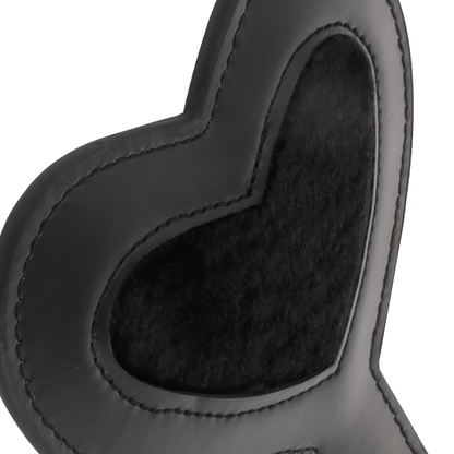 Pagaia in velluto nero Darkness Sensations, accessorio fetish con finiture eleganti e morbide, visibile su sfondo neutro.