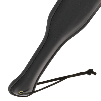 Pala fetish originale in pelle nera DARKNESS SENSATIONS, con dettagli robusti e finitura liscia, ideale per giochi di ruolo.