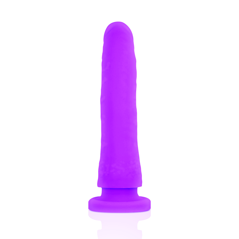 Dildo medico lilla in silicone DELTACLUB, lungo 17 cm con diametro di 3 cm, visibile in primo piano su sfondo neutro.