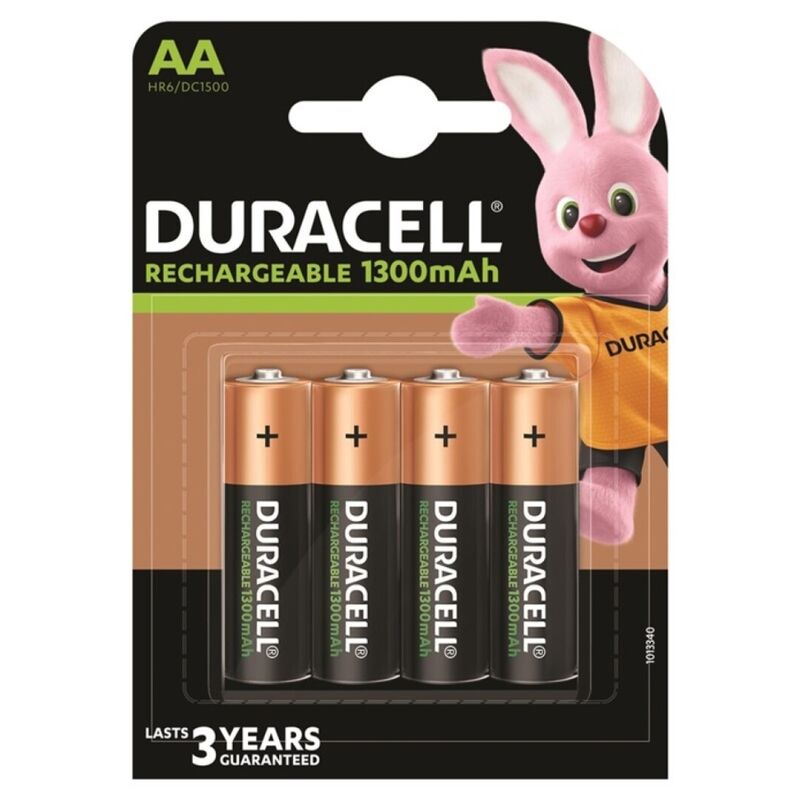 Set di 4 batterie ricaricabili Duracell HR6 AA da 1300mAh, visibili in una confezione con etichetta.