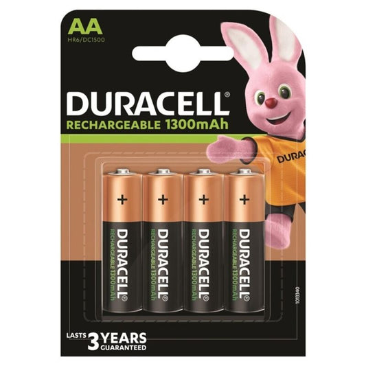 Set di 4 batterie ricaricabili Duracell HR6 AA da 1300mAh, visibili in una confezione con etichetta.