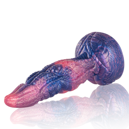 Danza del piacere con dildo di Dionysus, prodotto EPIC, mostra dettagli del dildo e accessori in un ambiente elegante.