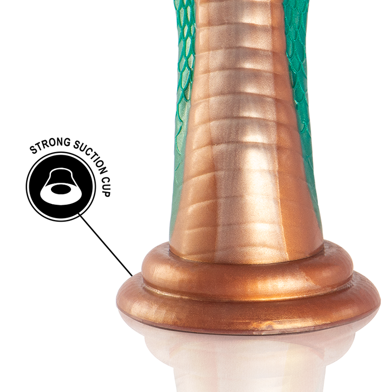 Dildo EPIC Pitone Cobra Verde, dettaglio della superficie a squame e forma avvolgente, in colore verde vibrante.