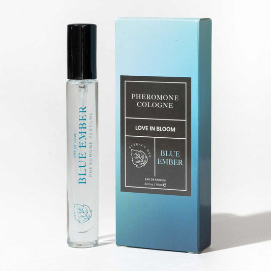 Profumo Blue Ember Bloom Male Indica di Eye of Love, flacone da 10 ml con etichetta blu e dettagli floreali