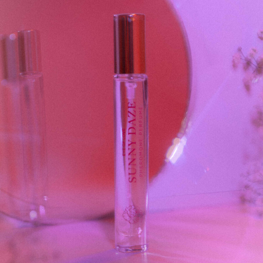Profumo femminile Bloom di Eye of Love, Sativa Sunny Daze, 10 ml, bottiglia con etichetta colorata e dettagli floreali.