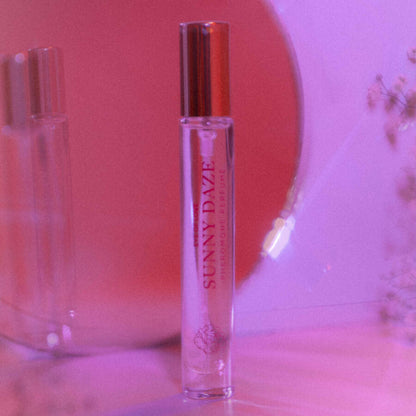 Profumo femminile Bloom di Eye of Love, Sativa Sunny Daze, 10 ml, bottiglia con etichetta colorata e dettagli floreali.