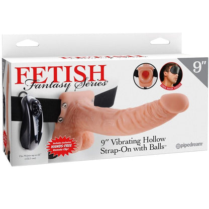 Imbragatura regolabile FETISH FANTASY SERIES con telecomando, pene realistico di 23 cm e testicoli, in dettaglio.