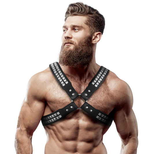 Imbracatura in ecopelle FETISH SUBMISSIVE ATTITUDE con petto incrociato e rivetti, stile sub e dominante da uomo.
