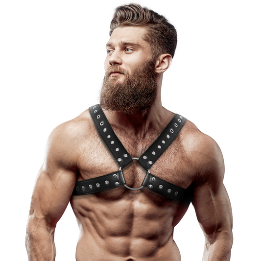 Imbracatura per il petto in ecopelle incrociata da uomo con borchie, marca FETISH SUBMISSIVE ATTITUDE, dettagli e finiture.