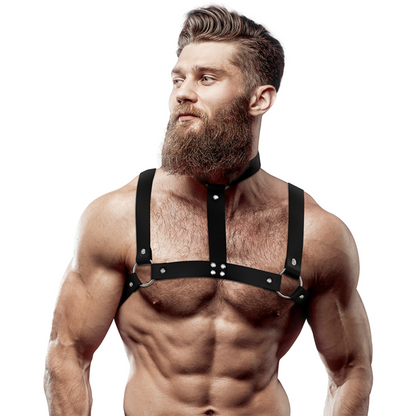 Imbracatura regolabile in ecopelle con collana per uomo, prodotto FETISH SUBMISSIVE ATTITUDE, mostra dettagli e materiali.