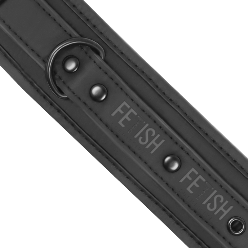 Collana e manette in pelle vegana con fodera in neoprene, prodotto FETISH SUBMISSIVE BONDAGE, per giochi di bondage e sottomissione.