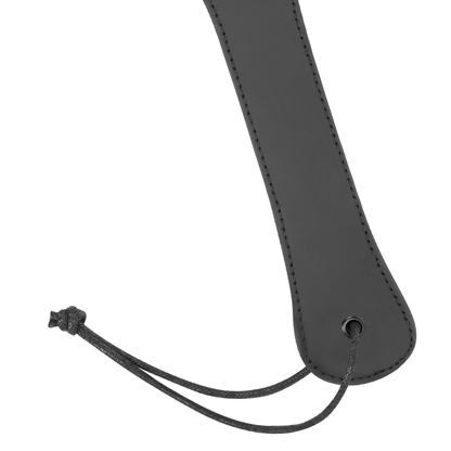 Frusta in pelle vegana FETISH SUBMISSIVE BONDAGE, con manico robusto e superficie liscia, perfetta per giochi di bondage e sottomissione.