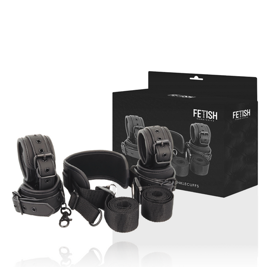 Coppia di manette in neoprene della linea FETISH SUBMISSIVE, posizionamento master per giochi di sottomissione e bondage.