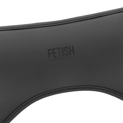 Imbragatura Fetish Submissive Cyber Strap con dildo e telecomando Bullet, tecnologia WatchMe L, dettagli neri e design futuristico.