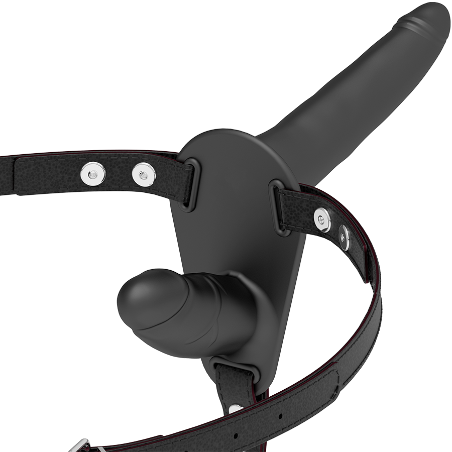 Immagine del FETISH SUBMISSIVE HARNESS con doppia penetrazione nera, cinturino fetish e dettagli in lattice nero.