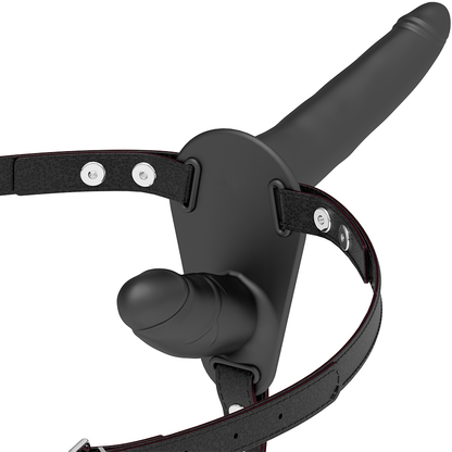 Immagine del FETISH SUBMISSIVE HARNESS con doppia penetrazione nera, cinturino fetish e dettagli in lattice nero.