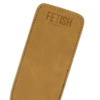 Frusta in pelle vegana FETISH SOTTOMESSA ORIGINE, accessorio BDSM con manico e frange, in uso su superficie scura.