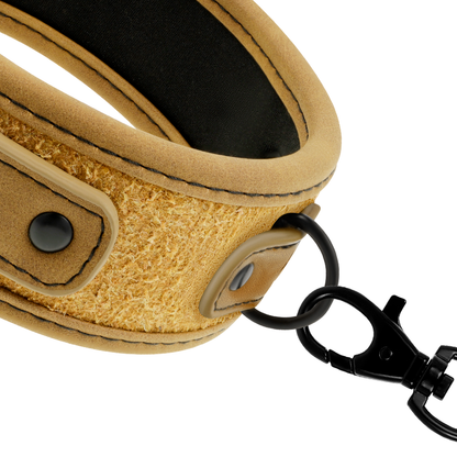 Collana a catena rivestita in neoprene del marchio Fetish Submissive Origin, dettaglio di accessorio di moda BDSM.