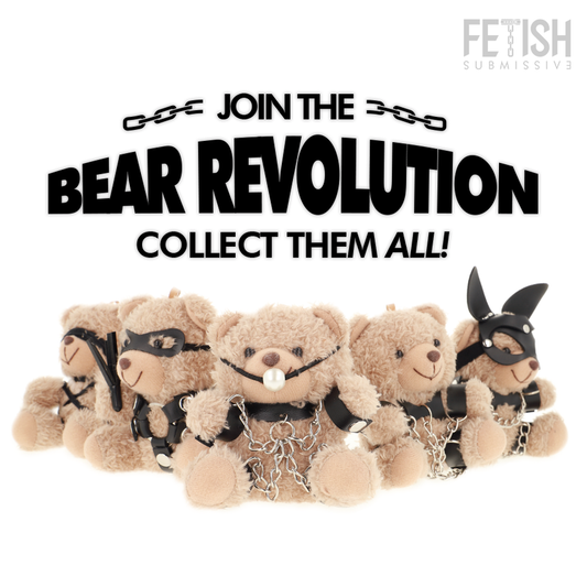 Teddy bear modello BDSM FETISH SUBMISSIVE di Rebel Toys, coperto di lattice nero, accessori BDSM e dettagli provocanti.