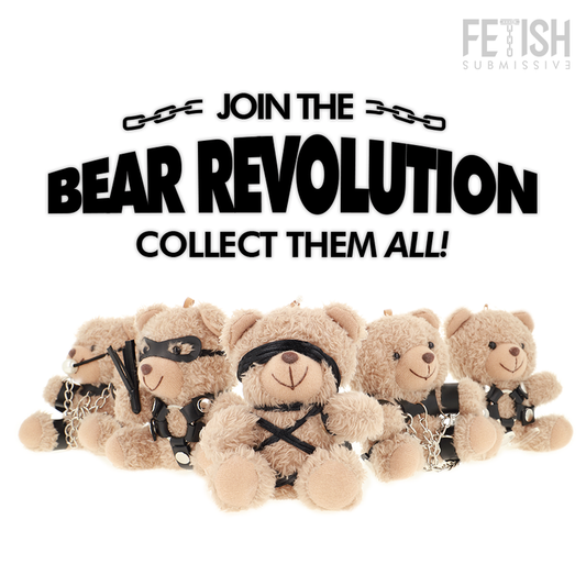 Teddy bear modello BDSM FETISH SUBMISSIVE di Rebel Toys con dettagli fetish, in posizione seduta, visibile in prima piano.