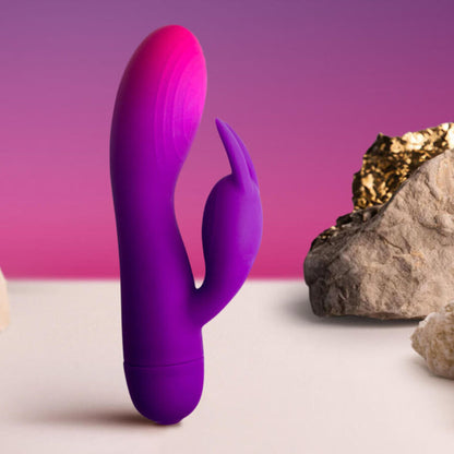 Vibratore coniglio viola Glo-Girl di ROCKS-OFF, design ergonomico e dettagliato, ideale per stimolazione e piacere.